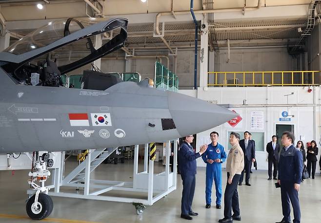 지난 5월 27일 이주호 당시 대통령 권한대행 부총리 겸 교육부 장관이 경남 사천 한국항공우주산업(KAI)에서 한국형 전투기 KF-21 설명을 듣고 있다./사진=뉴스1