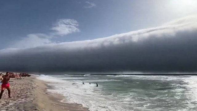 폭염이 만들어 낸 포르투갈 해안가의 두루마리 구름.   /사진=엑스 캡처