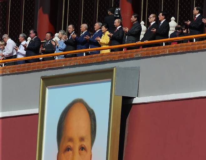 2015년 중국 베이징 천안문 광장에서 열린 '중국 항일 및 세계 반(反)파시스트 전쟁 승리 70주년 기념 대회'에 박근혜 전 대통령이 중국 시진핑 주석과 함께 열병식을 참관하고 있다. /사진=한경DB