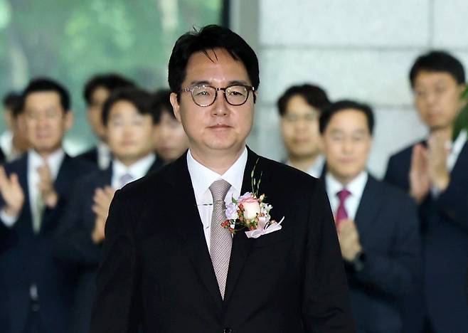 심우정 검찰총장이 2일 오전 퇴임식을 마치고 서초구 대검찰청을 나서고 있다. 이솔 기자