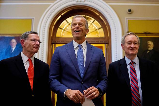 존 슌 미국 공화당 상원 원내대표(가운데)가 존 바라소 의원(와이오밍, 왼쪽)과 마이크 크레이포 의원(인디애나, 오른쪽)과 함께 1일(현지시간) 상원에서 트럼프 대통령의 '숙원'인 '크고 아름다운 하나의 법안(OBBBA)'이 통과된 후 의회의사당에서 기자들에게 관련 내용을 설명하고 있다. /AFP연합뉴스