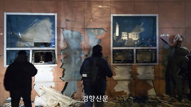 지난 1월19일 새벽 윤석열 대통령이 구속되자 지지자들이 서울서부지법에 침입해 난동을 부리면서 법원 청사가 심하게 파손됐다. 이준헌 기자