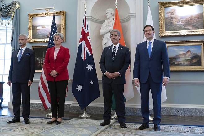 1일(현지시간) 미국 워싱턴 국무부에서 열린 쿼드(Quad) 회의에서 마르코 루비오 미국 국무장관(오른쪽)이 인도의 수브라먐 자이샨카르 외무장관, 호주의 페니 웡 외무장관, 일본의 이와야 다케시 외무장관(왼쪽부터)과 함께 단체 사진을 촬영하고 있다. AP연합뉴스