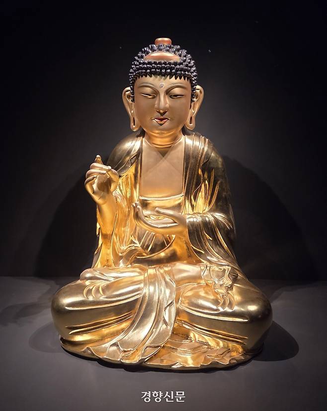 국립중앙박물관 특별전 ‘새 나라 새 미술 : 조선 전기 미술 대전’에 전시된 보물 경북 예천 용문사 목조아미타여래좌상. 윤승민 기자