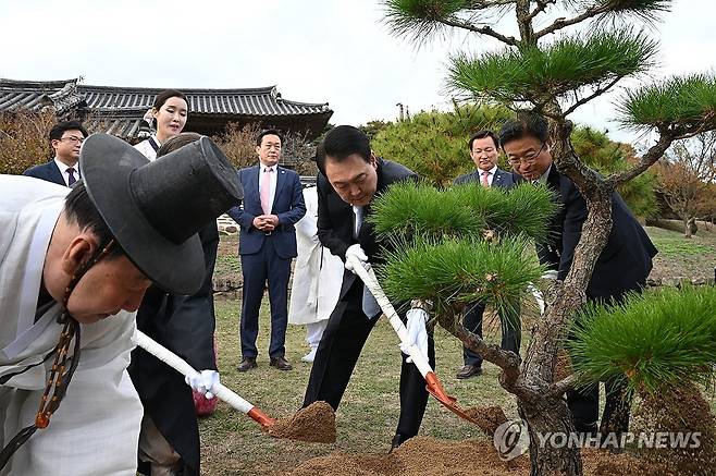경북 안동 병산서원을 찾은 윤석열 당시 대통령이 2023년 10월 27일 유림간담회를 마친 뒤 참석자들과 기념식수를 하는 모습. 연합뉴스