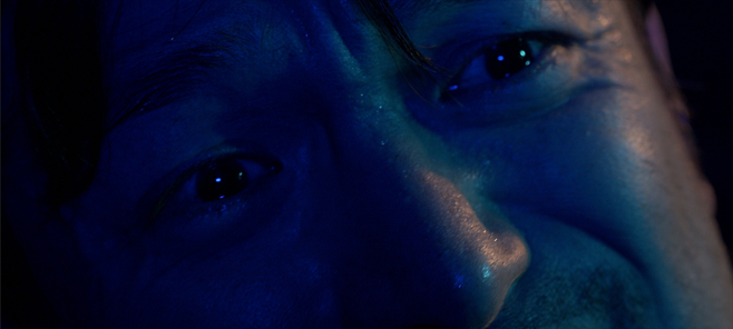 세월호 참사 당시 수중 구조·수습 활동에 참여한 민간 잠수사들을 주인공으로 한 영화 <바다호랑이>는 참사 희생자의 모습을 직접적으로 재현하지 않는다. 대신 잠수사 나경수(이지훈)의 눈빛과 시선으로 그가 보았을 바다를 관객이 상상하게 한다. 영화로운형제 제공