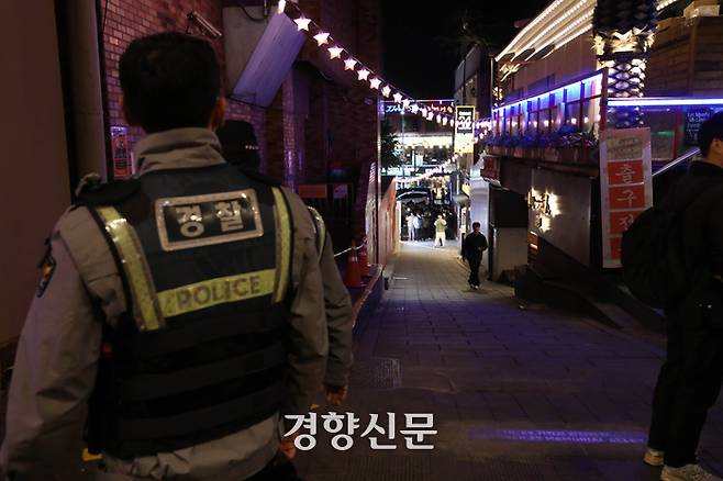 경찰이 10·29 이태원 참사 이후 첫 핼러윈 기간을 맞았던 2023년 10월 27일 서울 용산구 이태원 참사 현장 인근을 순찰하고 있다. 권도현 기자