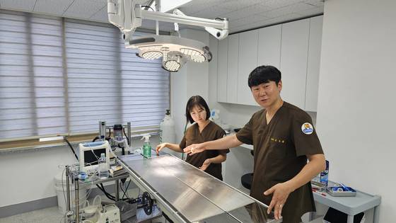 Resident veterinarians Jeong Ha-jin and Kang Ju-won at Uchi Zoo introduce animal hospital equipment at Uchi Zoo in Buk District, Gwangju on June 28. [JEONG EUN-HYE]
