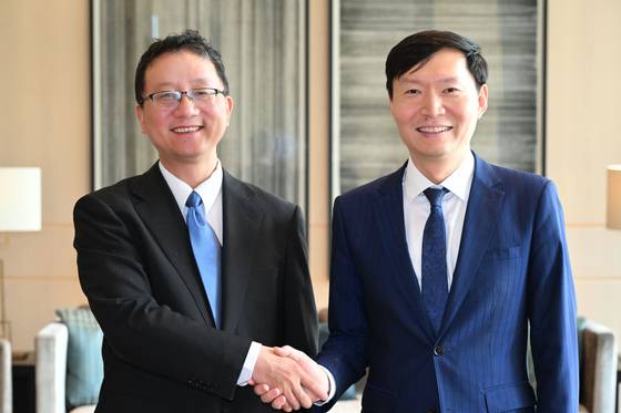 Kang Young-shin, director-general for Northeast and Central Asian affairs at Korea's Ministry of Foreign Affairs, right, held talks with Liu Jinsong, director-general of Asian affairs at China's Foreign Ministry, in Seoul on July 1. [MINISTRY OF FOREIGN AFFAIRS]
