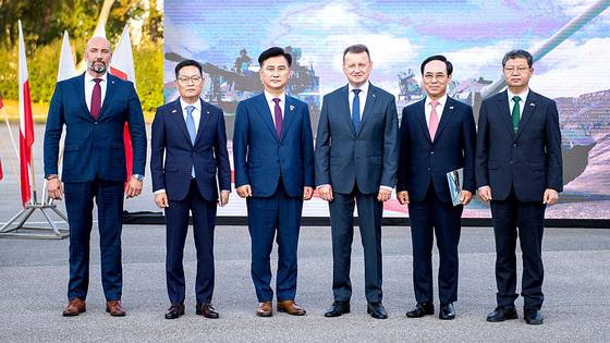 Officials from Korea and Poland pose for a photo during a signing ceremony on defense between the two countries in Moronc, Poland, on Aug. 27, 2022. [YONHAP]