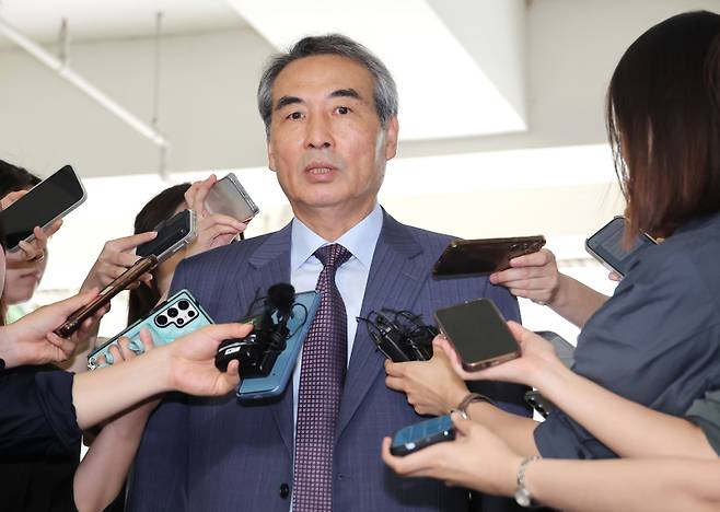 윤석열 전 대통령 부인 김건희 여사와 관련한 각종 의혹 사건을 수사하는 민중기 특별검사가 1일 서울 서초구에 마련된 특검팀 사무실로 출근하고 있다. 연합뉴스