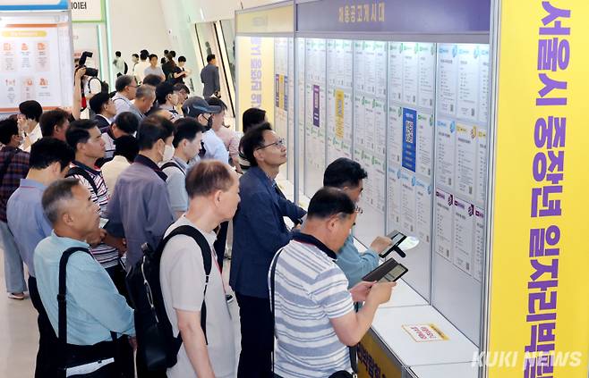 서울 중구 동대문디자인플라자(DDP) 아트홀에서 1일 열린 서울시 중장년 일자리박람회 2025에서 구직자들이 취업 게시판과 각 부스를 둘러보고 있다.&nbsp;