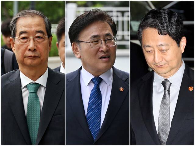 한덕수 전 국무총리, 유상임 과학기술정보통신부 장관, 안덕근 산업통상자원부 장관(왼쪽부터)이 2일 서울 서초구 서울고등검찰청에서 내란 특검의 조사를 받기 위해 출석하고 있다. 한 전 총리는 내란방조 혐의를 받는 피의자 신분으로 소환됐다. 유 장관과 안 장관은 12·3 비상계엄 직전 열린 국무회의에 불참했다. 윤웅 기자