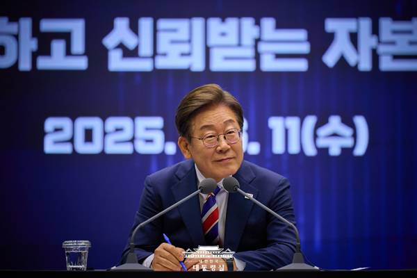 ▲ 6월11일 이재명 대통령이 서울 영등포구 여의도 한국거래소(KRX) 통합관제센터에서 열린 불공정거래 근절을 위한 시장감시본부 실무 직원들과의 현장 간담회에서 모두 발언을 하고 있다. 사진=대통령실홈페이지