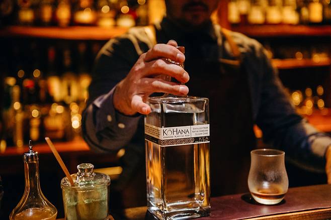 ‘콜로아 럼 컴퍼니’에서 운영 중인 팜 투 보틀 체험 / 사진=하와이 관광청