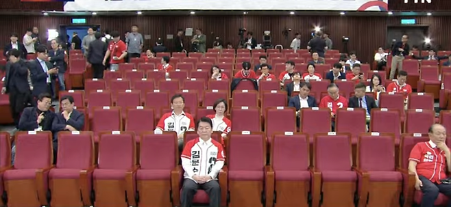 3일 서울 여의도 국회도서관에 마련된 국민의힘 개표상황실 안철수 국민의힘 공동선대위원장(앞줄 왼쪽)이 앉아있다. [국민의힘 유튜브 캡쳐]