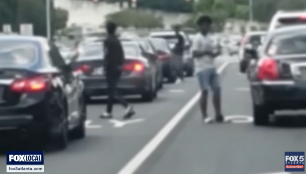 생수를 팔고 있는 소년들. [사진 = FoxNews]