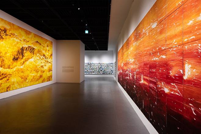 제1회 호반미술상 수상작가인 홍순명 작가의 전시 전경 . 이 상은 대규모 회고전, 전시 연계 세미나, 비평가 매칭, 출판 지원 등 다채로운 프로그램을 지원한다. 호반문화재단