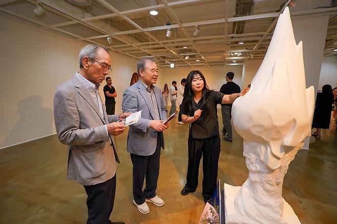 세계청소년문화재단의 설립자 강영중 대교그룹 명예회장(왼쪽 둘째)이 '대교국제조형심포지엄' 대상 수상자인 김재연 작가(맨 오른쪽)에게 작품 설명을 듣고 있다. 세계청소년문화재단