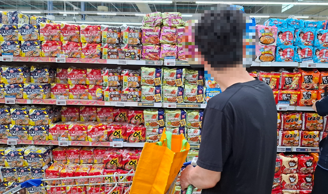 소비자물가가 두달만에 2%상승한 가운데 양재동 하나로마트에서 고객들이 쇼핑을 하고 있다. [이승환 기자]