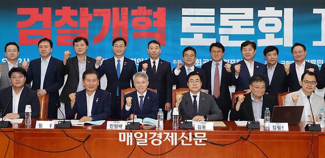 2일 국회에서 오늘 토론회에 정청래, 박찬대 의원 등 당권 주자들이 참석한 가운데 검찰개혁 토론회가 열리고 있다. 오늘 토론회에서 검찰의 수사, 기소 분리 문제 등 개편 방향을 논의한다.2025.07.02[이충우기자]