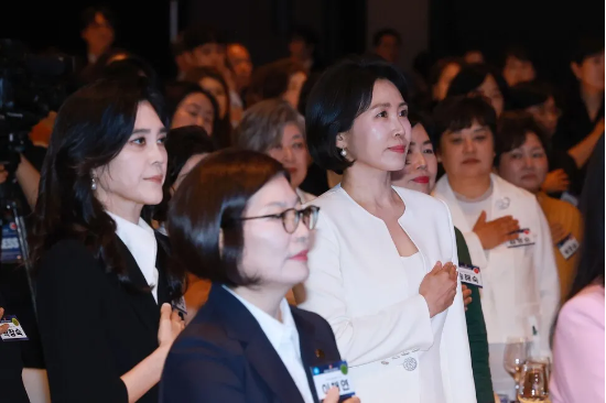 이재명 대통령의 배우자 김혜경 여사가 1일 서울 중구 신라호텔 다이너스티홀에서 열린 제4회 여성기업주간 개막식에 참석해 국기에 경례하고 있다. 왼쪽은 이부진 호텔신라 사장.(사진=연합뉴스)