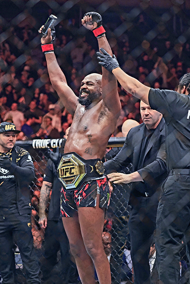 제23대 UFC 헤비급 챔피언 존 존스가 2024년 12월 미국 뉴욕 매디슨스퀘어가든에서 타이틀 1차 방어 성공 후 기뻐하고 있다. 오른쪽은 벨트를 채워주는 데이나 화이트 최고경영자 겸 회장. 사진=AFP=연합뉴스 제공