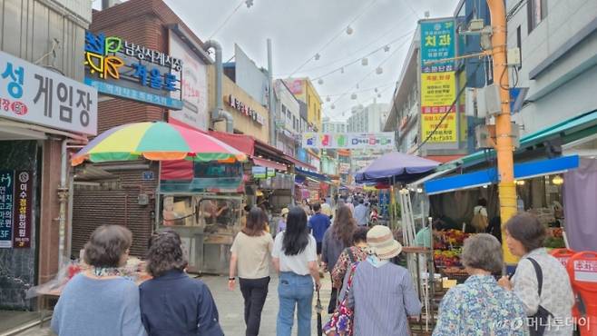 지난달 27일 오후 머니투데이 더300(the300)이 방문한 서울 동작구 남성사계시장. 많은 시민들이 시장을 찾아 장을 보고 있다. 남성시장은 이재명 대통령 내외가 현충일 추념식을 마치고 방문한 시장이다./사진=조성준 기자