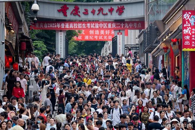 중국 충칭의 수험생들이 2025년 6월 7일 중국의 전국 대학 입학 시험(NCEE), 일명 '가오카오'를 치른 후 부모님을 만나기 위해 나가고 있다. 중국 교육부에 따르면 올해 가오카오에는 전국적으로 1335만 명의 학생이 등록했으며, 이는 작년의 최고 기록인 1342만 명보다 감소한 수치다. 2025.6.7  /AFPBBNews=뉴스1