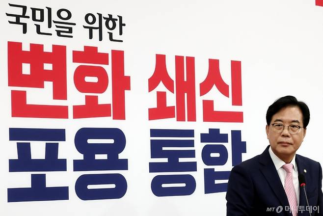 [서울=뉴시스] 송언석 국민의힘 비상대책위원장 겸 원내대표가 2일 오전 서울 여의도 국회에서 열린 취임 기자회견에서 취재진의 질문을 듣고 있다. 2025.07.02.