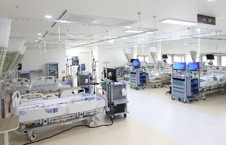 일산백병원은 중환자실을 기존보다 19병상 확장해 최대 69병상으로 운영하며, 고위험 환자에 대한 집중 치료 역량을 강화했다. 또한 투석실과 내시경실, 각종 검사실을 리모델링해 넓고 효율적인 진료 환경으로 개선했다./사진=일산백병원