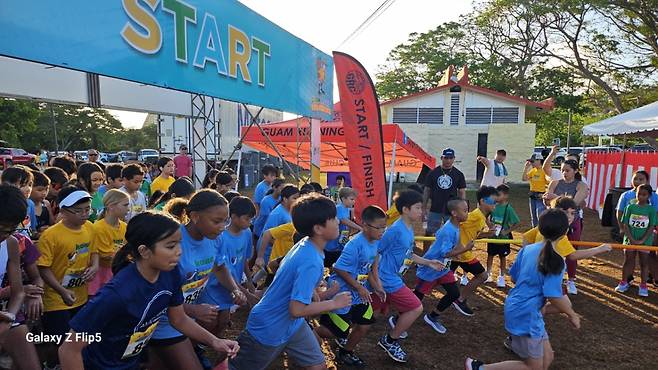 12일 '코코 키즈 펀 런' 경기 중 만 10~12세 어린이들이 출발선에서 힘차게 출발하고 있다. /괌=김고금평 기자