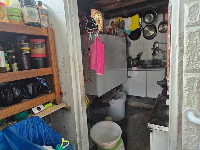 2일 오전 서울 노원구 상계동 달동네 '희망촌'에 위치한 손모씨 자택. 내부는 매우 비좁아 성인 남성 1명이 서 있으면 공간이 꽉 찰 정도였다./사진=박진호 기자.