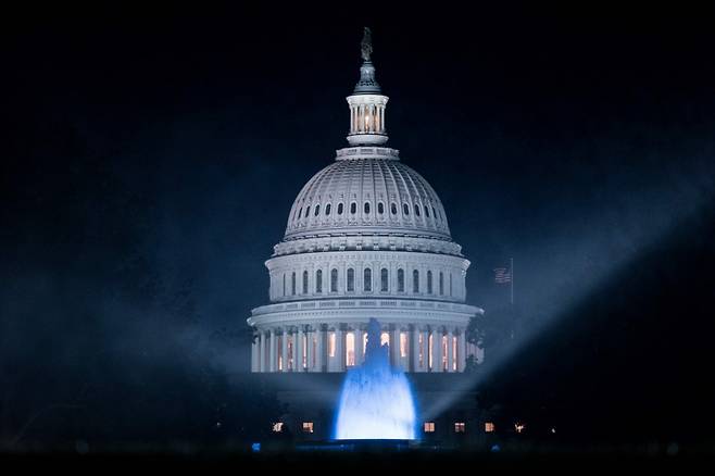 1일(현지시간) 새벽 미국 수도 워싱턴 DC에 위치한 의회 의사당이 환하게 불이 켜져 있다. 상원 공화당 지도부는 7월 4일 독립기념일 이전에 도널드 트럼프 대통령의 이른바 '하나의 크고 아름다운 법안'(메가법안)의 의회 통과를 목표로 마라톤 투표를 진행하고 있다. 2025.7.1 /AFPBBNews=뉴스1