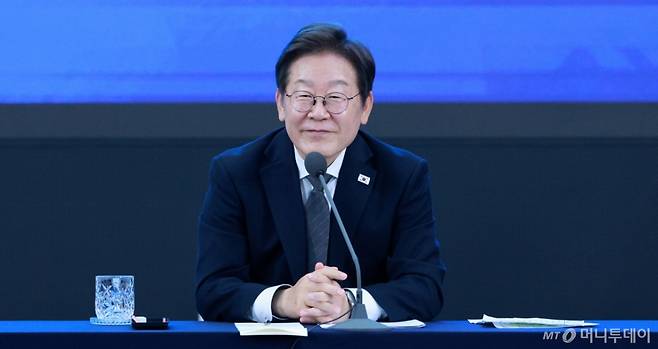 [광주=뉴시스] 고범준 기자 = 이재명 대통령이 25일 광주 국립아시아문화전당에서 열린 광주시민, 전남도민 타운홀미팅에서 미소를 짓고 있다. 2025.06.25. bjko@newsis.com /사진=고범준