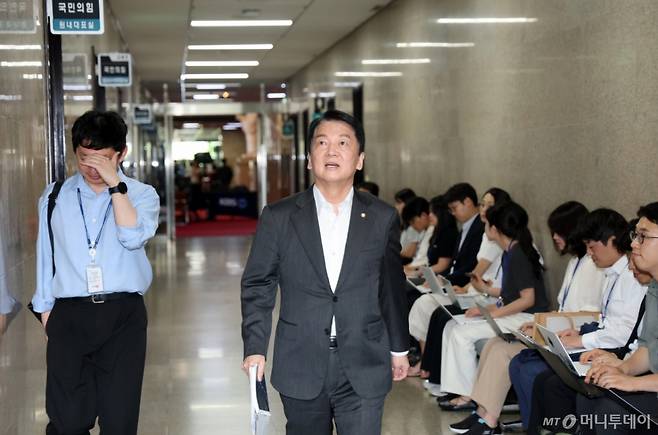 [서울=뉴시스] 고승민 기자 = 안철수 국민의힘 신임 혁신위원장이 송언석 비대위원장과 면담하기 위해 2일 오후 국회 본청 원내대표실로 향하고 있다. (공동취재) 2025.07.02. photo@newsis.com /사진=