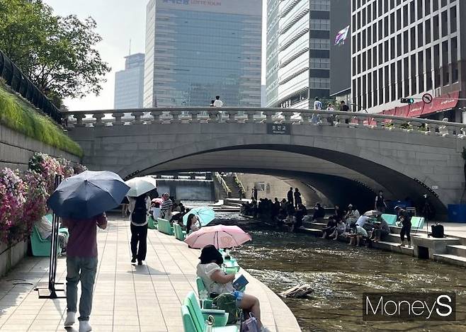 여름이 되면 어김없이 냉방 갈등이 되풀이된다. 사진은 청계천에서 더위를 피하고 있는 시민들의 모습. /사진=김혜원 기자