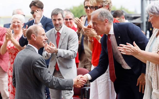 로키산맥을 품은 나라 캐나다에서 158회 건국기념일을 맞아 '캐나다 데이'가 진행됐다. 사진은 지난1일(현지시각) 영국 국왕 찰스 3세의 동생 에드워드 왕자(에든버러 공작)가 캐나다 오타와에서 열린 캐나다 데이 축제에서 마크 카니 캐나다 총리(오른쪽)와 악수하고 있는 모습. /사진=로이터