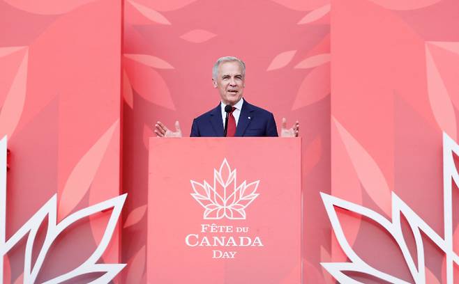 로키산맥을 품은 나라 캐나다에서 158회 건국기념일을 맞아 '캐나다 데이'가 진행됐다. 사진은 지난1일(현지시각) 마크 카니 캐나다 총리가 캐나다 오타와에서 열린 캐나다 데이 축제에서 연설을 하는 모습. /사진=로이터