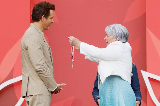 로키산맥을 품은 나라 캐나다에서 158회 건국기념일을 맞아 '캐나다 데이'가 진행됐다. 사진은 지난1일(현지시각) 캐나다 배우 라이언 레이놀즈가 캐나다 오타와에서 열린 캐나다 데이 축제에서 메리 사이먼 총독으로부터 캐나다 훈장을 전달받는 모습. /사진=로이터