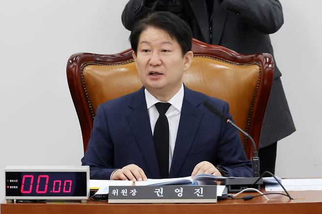 지난1월16일 오전 서울 여의도 국회에서 열린 12.29여객기참사진상규명과피해자및유가족의피해구제를위한특별위원회 제1차 전체회의에서 위원장으로 선출된 권영진 국민의힘 의원이 발언하고 있다./사진제공=뉴시스