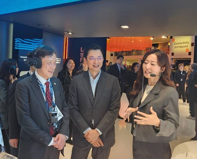 김태규(왼쪽) 방송통신위원회 부위원장이 지난 3월 스페인 바르셀로나에서 열린 MWC 2025에서 삼성전자 등 국내외 참여 부스를 들러 관련 설명을 듣고 있다. 연합뉴스