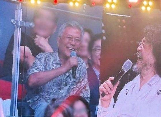 지난달 29일 인천 영종도 인스파이어 아레나에서 열린 ‘더파워풀’ 토크콘서트에 참석한 문재인 전 대통령이 진보 성향 방송인 김어준 씨와 대화를 나누고 있다. 엑스 캡처