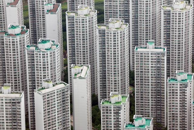 서울 송파구 롯데월드타워 전망대 서울스카이에서 바라본 서울 시내 아파트 단지 모습. 연합뉴스