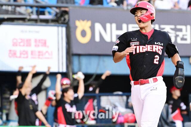 29일 오후 서울 잠실야구장에서 진행된 '2025 프로야구 KBO리그' KIA-LG의 경기. 기아 박민이 6회초 무사 1루에서 고종욱의 적시타에 동점을 올린 뒤 기뻐하고 있다./마이데일리