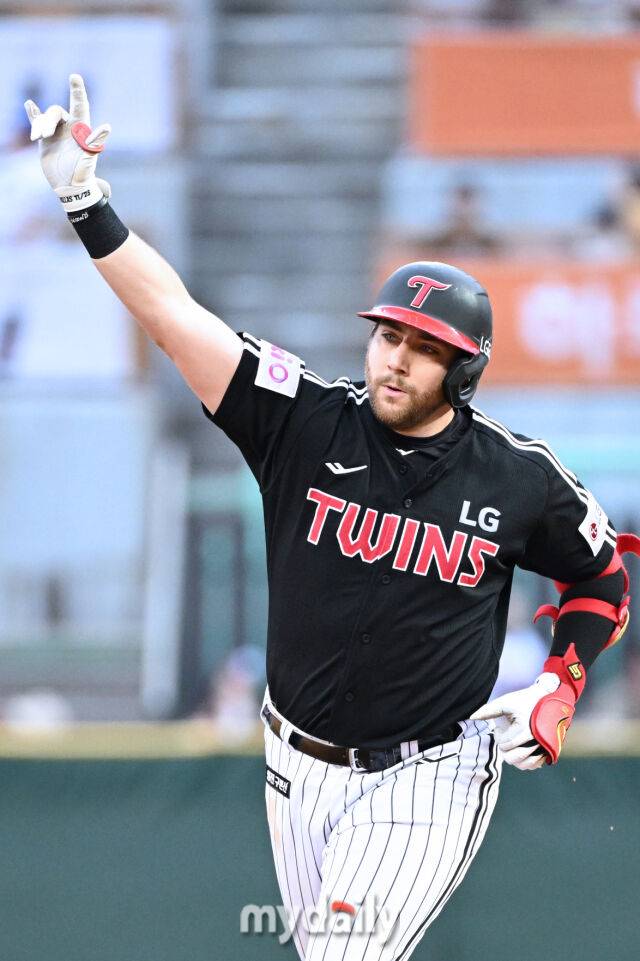 24일 인천 SSG랜더스필드에서 열린 '2025 신한 SOL BANK KBO리그' LG 트윈스와 SSG랜더스 경기.LG 오스틴이 5회초 무사 1루에 역전 투런포를 친 뒤 그라운드를 돌고 있다./마이데일리