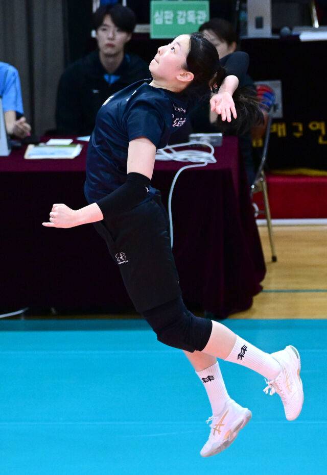 서브를 구사하는 송은채./KOVO