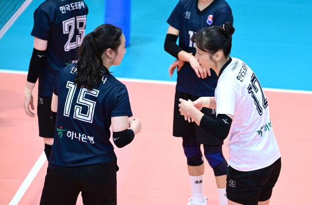 경기 도중 문정원과 대화를 나누는 송은채./KOVO