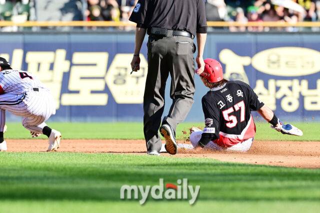 29일 오후 서울 잠실야구장에서 진행된 '2025 프로야구 KBO리그' KIA-LG의 경기. 기아 고종욱이 3회초 2사 1루에서 2루 도루를 성공하고 있다./마이데일리