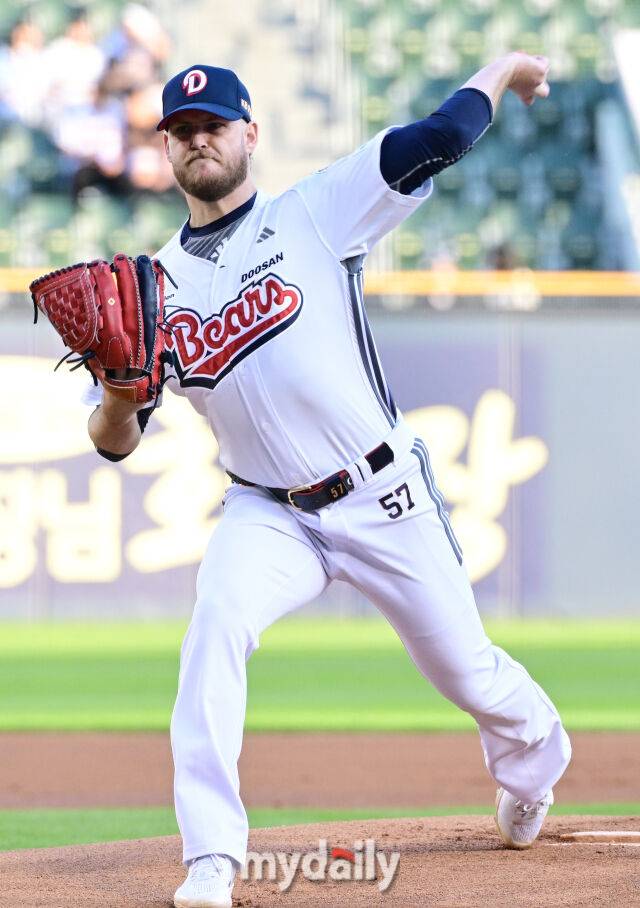 30일 오후 서울 잠실구장에서 진행된 '2025 신한 SOL뱅크 KBO 리그' KT-두산의 경기. 두산 선발 콜어빈이 역투를 펼치고 있다./마이데일리